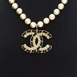 مملوكة مسبقًا Chanel CC Gold Pearl Necklace
