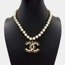 مملوكة مسبقًا Chanel CC Gold Pearl Necklace