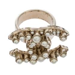 مملوكة مسبقًا خاتم شانيل مزين حلية شعار الماركة CC مرصع لؤلؤ لون ذهبي باهت مقاس EU 55