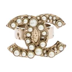 مملوكة مسبقًا خاتم شانيل مزين حلية شعار الماركة CC مرصع لؤلؤ لون ذهبي باهت مقاس EU 55