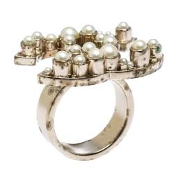 مملوكة مسبقًا خاتم شانيل مزين حلية شعار الماركة CC مرصع لؤلؤ لون ذهبي باهت مقاس EU 55