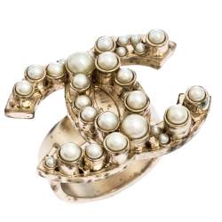 مملوكة مسبقًا خاتم شانيل مزين حلية شعار الماركة CC مرصع لؤلؤ لون ذهبي باهت مقاس EU 55