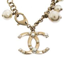 مملوكة مسبقًا Chanel CC Faux Pearl Gold Tone Bracelet