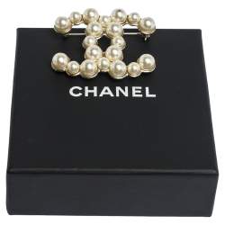 مملوكة مسبقًا بروش شانيل CC لؤلؤ صناعي ذهبي اللون