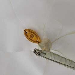 Pre Owned بروش دبوس شانيل كاميليا قماش مقوى أبيض