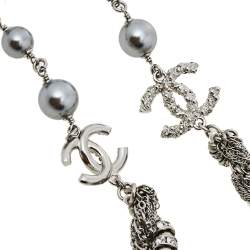 مملوكة مسبقًا قلادة شانيل لؤلؤ صناعي فضي اللون وكريستال ملتوية