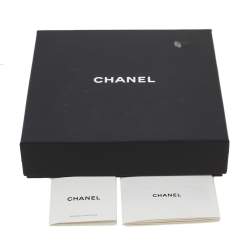 مملوكة مسبقًا قلادة شانيل لؤلؤ صناعي فضي اللون وكريستال ملتوية