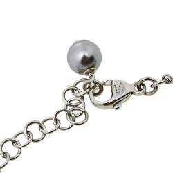 مملوكة مسبقًا قلادة شانيل لؤلؤ صناعي فضي اللون وكريستال ملتوية