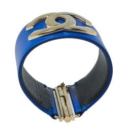 مملوكة مسبقًا Chanel Blue Leather CC Gold Tone Wide Cuff Bracelet M