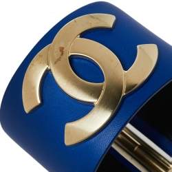 مملوكة مسبقًا Chanel Blue Leather CC Gold Tone Wide Cuff Bracelet M