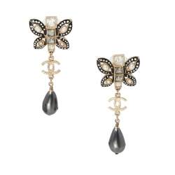 مملوكة مسبقًا أقراط متدليه شانيل  فراشه معدن ذهبي اللون ولؤلؤ صناعي وكريستال 