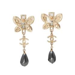 مملوكة مسبقًا أقراط متدليه شانيل فراشه معدن ذهبي اللون ولؤلؤ صناعي وكريستال 