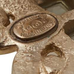 مملوكة مسبقًا أقراط متدليه شانيل فراشه معدن ذهبي اللون ولؤلؤ صناعي وكريستال 