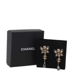 مملوكة مسبقًا أقراط متدليه شانيل فراشه معدن ذهبي اللون ولؤلؤ صناعي وكريستال 