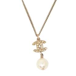 Pre Owned قلادة شانيل لؤلؤ صناعي وكريستال CC ذهبي اللون 