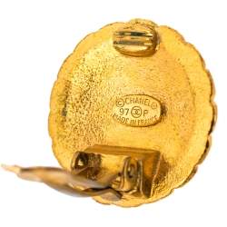 مملوكة مسبقًا أقراط شانيل معدن ذهبي اللون مشبك سي سي 