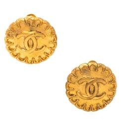 مملوكة مسبقًا أقراط شانيل معدن ذهبي اللون مشبك سي سي 