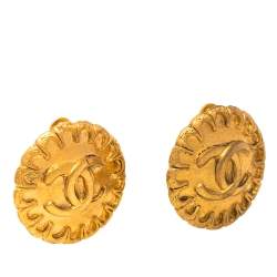 مملوكة مسبقًا أقراط شانيل معدن ذهبي اللون مشبك سي سي 