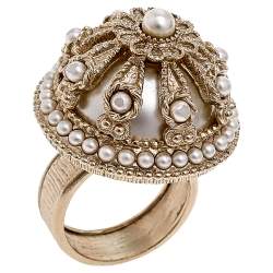 مملوكة مسبقًا Chanel  Pale Gold Tone Flower Faux Pearl Dome Cocktail Ring Size 52.5