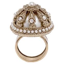 مملوكة مسبقًا Chanel  Pale Gold Tone Flower Faux Pearl Dome Cocktail Ring Size 52.5
