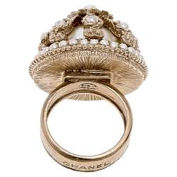مملوكة مسبقًا Chanel  Pale Gold Tone Flower Faux Pearl Dome Cocktail Ring Size 52.5