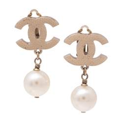 مملوكة مسبقًا Chanel CC Faux Pearl Pale Gold Clip On Earrings