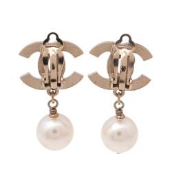 مملوكة مسبقًا Chanel CC Faux Pearl Pale Gold Clip On Earrings