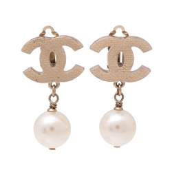مملوكة مسبقًا Chanel CC Faux Pearl Pale Gold Clip On Earrings