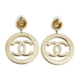 مملوكة مسبقًا Chanel Light Gold Tone CC Faux Pearl Drop Earrings