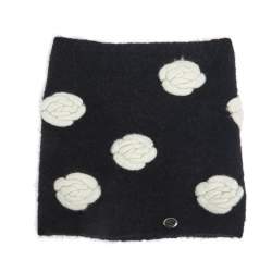 مملوكة مسبقًا مدفئ رقبة شانيل موهير أسود مزين حليات زهور كاميليا 