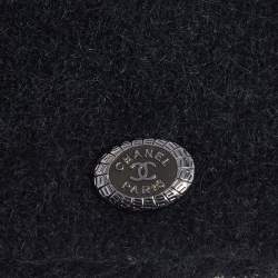 مملوكة مسبقًا مدفئ رقبة شانيل موهير أسود مزين حليات زهور كاميليا 