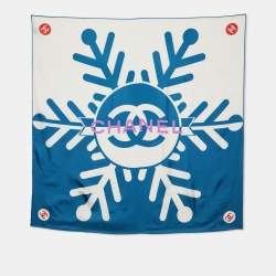 Pre Owned وشاح شانيل حرير أزرق مربع طباعة شعار