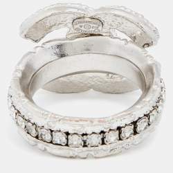 Pre Owned خاتم شانيل مع دن فضي اللون مطروق شعار الماركة سي سي مزخرف كريستال مقاس أوروبي 53