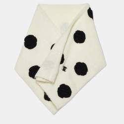 مملوكة مسبقًا Chanel Monochrome Camellia Applique Turnlock Tube Scarf