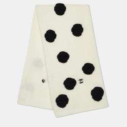 مملوكة مسبقًا Chanel Monochrome Camellia Applique Turnlock Tube Scarf