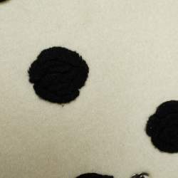 مملوكة مسبقًا Chanel Monochrome Camellia Applique Turnlock Tube Scarf