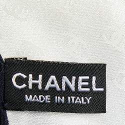 مملوكة مسبقًا Chanel White Bow Print CC Jacquard Silk Scarf