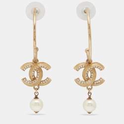مملوكة مسبقًا Chanel Gold Tone Crystal & Enamel CC Faux Pearl Drop Hoop Earrings