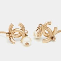 مملوكة مسبقًا Chanel Gold Tone Crystal & Enamel CC Faux Pearl Drop Hoop Earrings