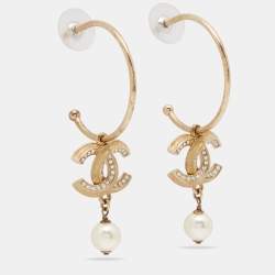 مملوكة مسبقًا Chanel Gold Tone Crystal & Enamel CC Faux Pearl Drop Hoop Earrings