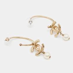 مملوكة مسبقًا Chanel Gold Tone Crystal & Enamel CC Faux Pearl Drop Hoop Earrings