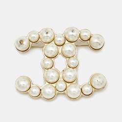 مملوكة مسبقًا بروش شانيل سي سي لؤلؤ صناعي ومعدن ذهبي اللون