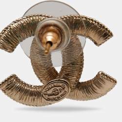 مملوكة مسبقًا أقراط بريمة شانيل سي سي معدن لون ذهبي باهت لؤلؤ صناعي 