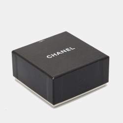 مملوكة مسبقًا Chanel Silver Tone & Crystal CC Pin Brooch