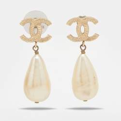 مملوكة مسبقًا Chanel Pale Gold Tone CC Faux Pearl Dangle Earrings