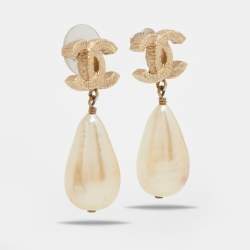 مملوكة مسبقًا Chanel Pale Gold Tone CC Faux Pearl Dangle Earrings