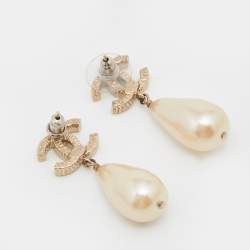 مملوكة مسبقًا Chanel Pale Gold Tone CC Faux Pearl Dangle Earrings
