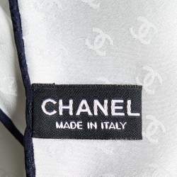 مملوكة مسبقًا Chanel White Ribbon Print CC Silk Scarf