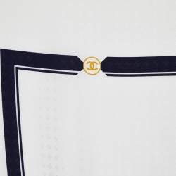 مملو كة مسبقًا Chanel White Ribbon Print CC Silk Scarf
