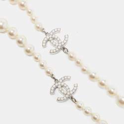 مملوكة مسبقًا Chanel Silver Tone Graduated Faux Pearl CC Charm Necklace